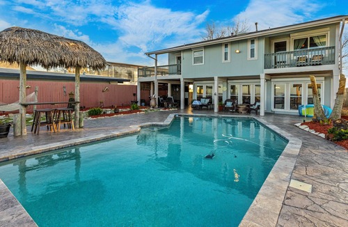 Bacliff House | Paradise Home Spacious 5-bedroom house sleeping 14,Heated pool in lovely Bacliff