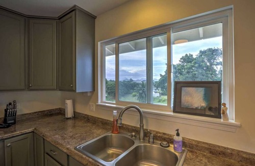 Kaneohe House | Paradise in Kaneohe: stocked studio near grocery