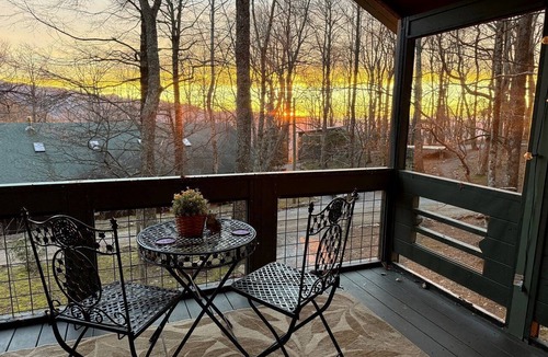Laurel Ridge Cabin | Peaceful Eclectic Mountain Cabin with Screened Porch Near Black Mountain | Black Mountain, NC