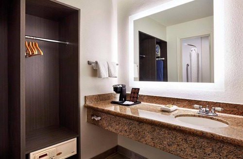 Orange Hotel | Peaceful King Retreat Near Disneyland & Angel Stadium - 2.5 Miles Away