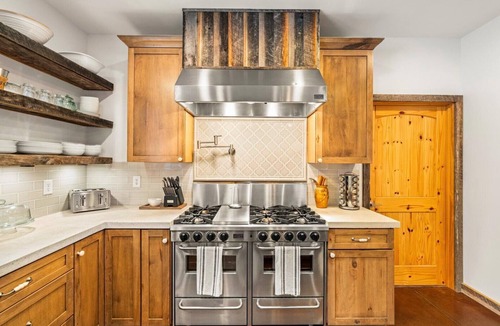 Townsend House | Peaceful Side Retreat Acreage Game Room 7 Bedrooms