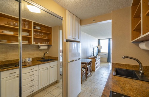 Waikiki Condo | Penthouse Studio in Western Waikiki - convenient location, & stunning views!