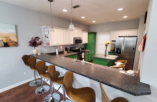 Gainesville House | Perfect Background Hangout-Café Lit Patio, Bonfire, BBQ Grill-near UF Stadium!