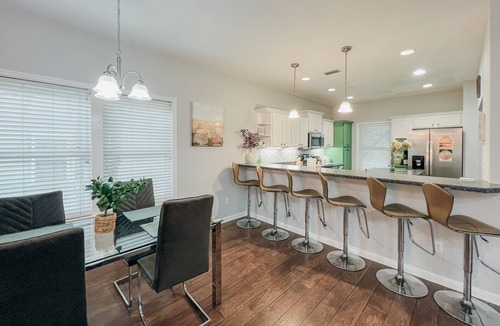 Gainesville House | Perfect Background Hangout-Café Lit Patio, Bonfire, BBQ Grill-near UF Stadium!
