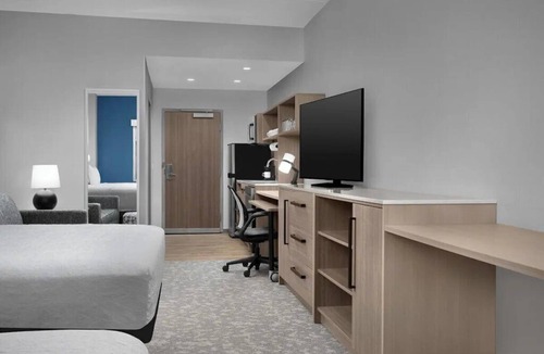 Weston Hotel | Pet-friendly 2 Queen Suite | Breakfast, BBQ | 2.2 mi to Bonaventure Country Club