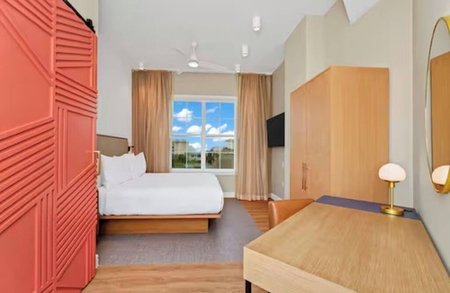 Bay Lake Hotel | Pet-friendly Accommodation in Orlando! Onsite Parking, Pool and Free Breakfast!