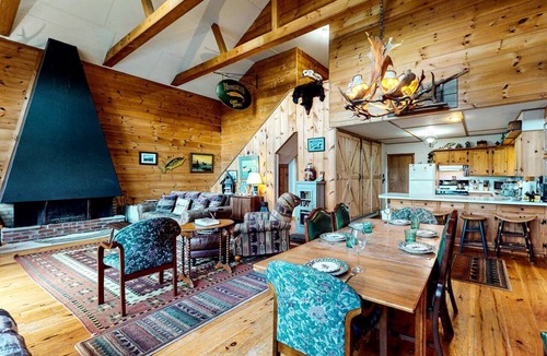 Beaver Cove Cabin | Pet-Friendly Cabin with Deck and Serene Lake Views in Maine