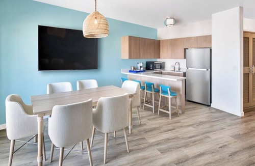 I-435 West KC-KS Hotel | Pet-Friendly Room with Balcony and Tropical Vibes – Perfect for Relaxation