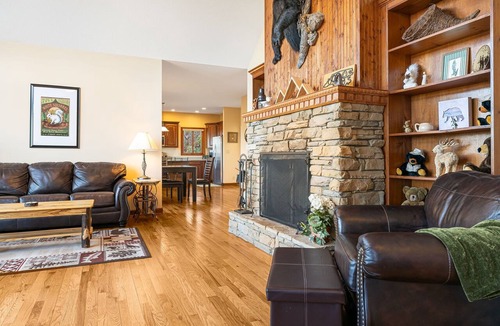 Hendersonville House | Pisgah View Cabin - Year round Mountain View - Convenient location