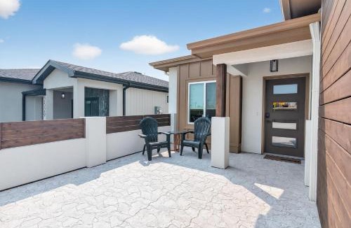 Lawrence Apartment | Plush & Roomy - Perfect for All Ages near KU & KC