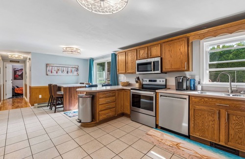 Lewiston House | Pool, Dream Home Gym, TV+Desk in Each Room, 85" TV, Games, 2 BKB Hoops, Fire Pit