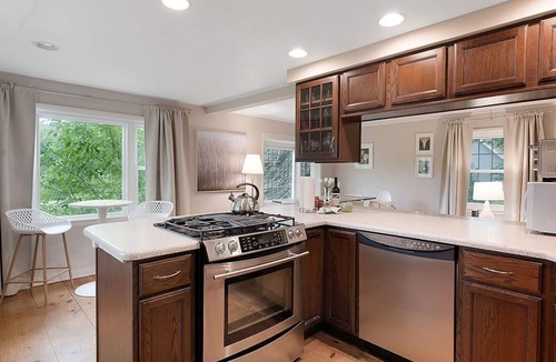 Cornwall Bridge Cottage | PoshPadsCT 2Hrs NYC,Tennis, Mohawk Mt & Lake 5 Mi. "MELIUS 1BR+Sofa Bed COTTAGE"