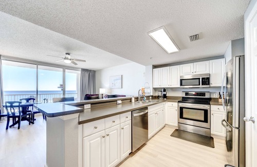 Long Beach Condo | Premium beach front condo- RESERVED PARKING and free beach chair tower 1-305