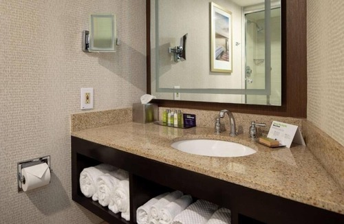South Portland Hotel | Premium King Retreat w/Indoor Pool l Near Maine Mall & Old Port