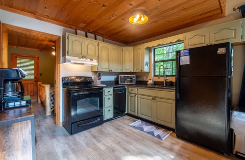 Sevierville House | Private and Secluded Pet friendly cabin in the Smokies! 2bed/2bath