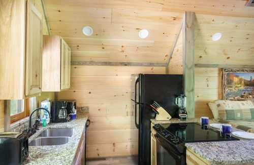 Pittman Center Cabin | Private Cabin w/Modern Amenities, Cozy Couple Getaway