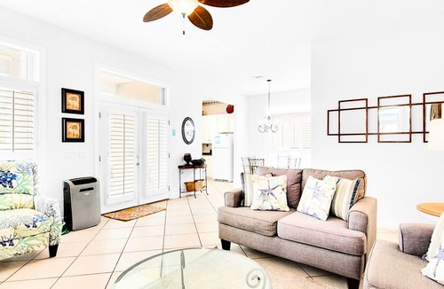 Avalon Beach Estates House | Private Single-Story Home in Gated Maravilla Sleeps 9 Walk to Beach