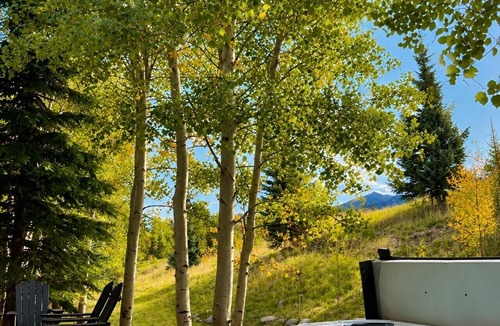 The Highlands House | Private Ski Shuttle, Hot Tub, Hiking Trails, Golf Course, 6 mins to town