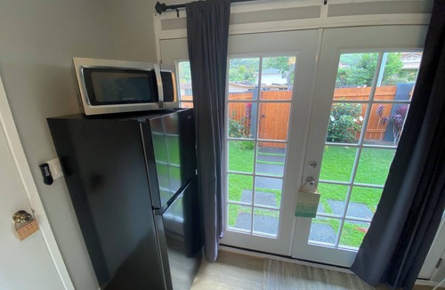 Hawaii Kai Apartment | Private studio in lovely Honolulu with AC. Close to beach, parks, shopping!