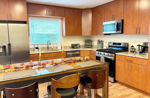 Saugerties South House | Private Summer Waterfront Escape- Swimming, Fishing, SUPs, Hot Tub & Sauna