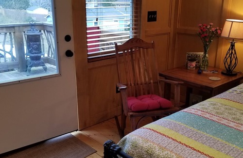 Black Mountain Apartment | Private Upper Room w/large soaking tub/shower, view of 7 Sisters Mountains!