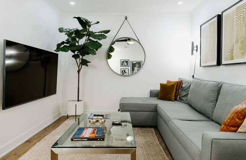 Edgehill Apartment | Producer's Suite: Luxe Music Row Stay, Walk to Gulch!
