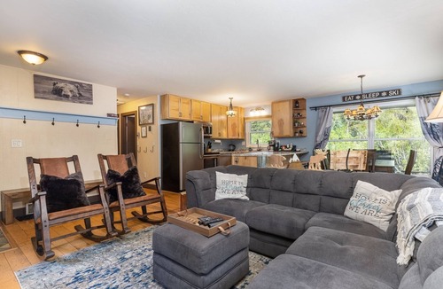 Blue River House | Quaint Dog Friendly Cabin with private sauna and hot tub 7 minutes from Breck