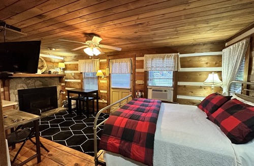 Blowing Rock Cabin | Queen Cozy Cabin on Main St