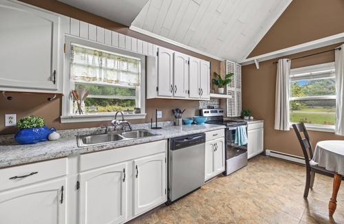Bath House | Quiet cottage in the country with WiFi, AC