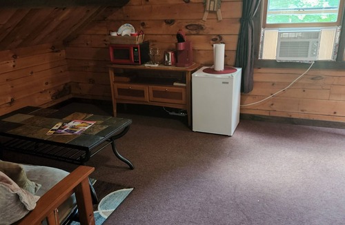 Munnsville Cabin | Quiet country setting awaits you!