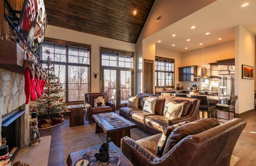 Elk Park Cabin | Red Sky Retreat at Eagles Nest - Vineyard, hot tub, dog-friendly