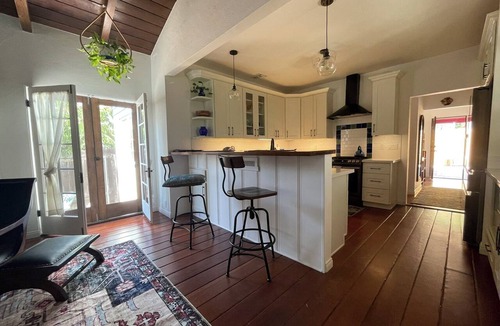 Eagle Rock House | Relaxing Retreat -3BR/2BA Walk to Restaurants, Cafés & Central to LA Attractions