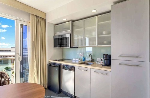 Ala Moana Condo | Renovated Ala Moana 1BR | Balcony & Mountain Views