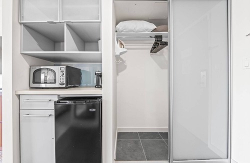 Ala Moana Condo | Renovated Ala Moana 1BR | Balcony & Mountain Views