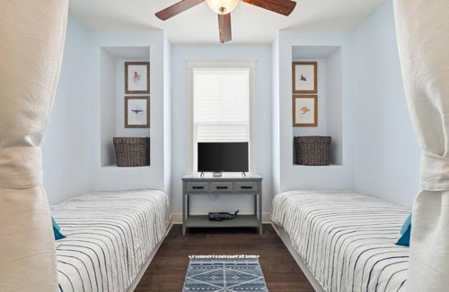 Santa Rosa Beach House | Resort-style pool 3min to beach. Family friendly. Private parking. Fenced-in backyard