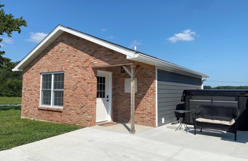 Perryville House | Retreat Air - King Bed, Swim Spa & No cleaning fee