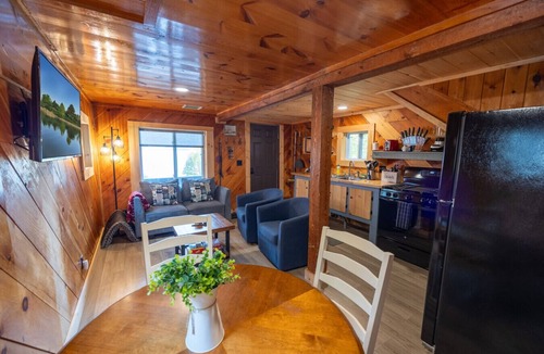 Northeast Somerset Cabin | Ripple - Cabin 3 · Lawrence`s Lakeside Cabins | Kayaks and Arcade Game