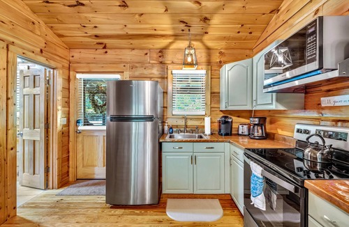 Townsend Cabin | Riverfront, ½ Mile to Smoky Mtn National Park