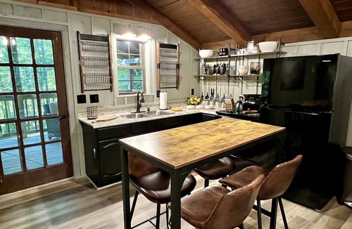 Townsend Cabin | Romantic Cabin Ideal for a Secluded Escape in Townsend, Tennessee
