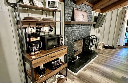 Townsend Cabin | Romantic Cabin Ideal for a Secluded Escape in Townsend, Tennessee