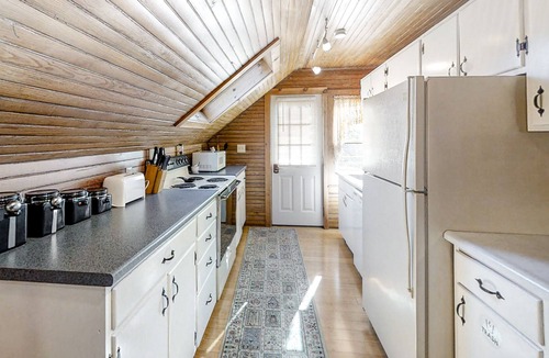 Boothbay Harbor Apartment | Romantic Crow's Nest Hideaway with Deck and Treetop Vistas – Walk to Downtown