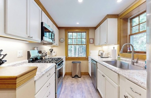 Southport Cabin | Romley House | Deck & New Luxe Kitchen | Near Boothbay Harbor