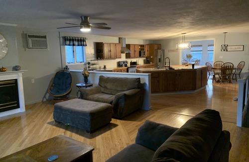 Town of Hastings House | Roomy 3 bedroom 3 bath house with large kitchen, dinning, and full laundry.