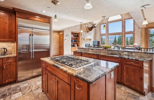 The Highlands House | Rounds Retreat: Stunning Views and Close to Town.