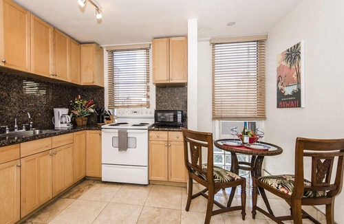 Waikiki Condo | Royal Moana Condo Close to Beach & Shops w/Parking - Full Kitchen & Bbq Grill