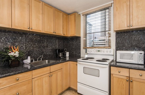 Waikiki Condo | Royal Moana Condo Short Walk to Beach with Parking and Fully Equipped Kitchen