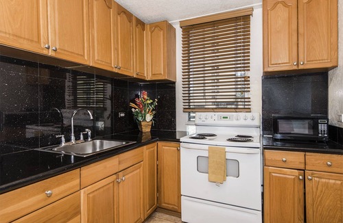 Waikiki Condo | Royal Moana Condo Steps to Waikiki Beach w/Parking & Full Kitchen-Bbq Grill