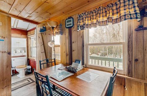 Greenville House | Rustic cabin near boating, fishing or hiking to the lake - dog-friendly