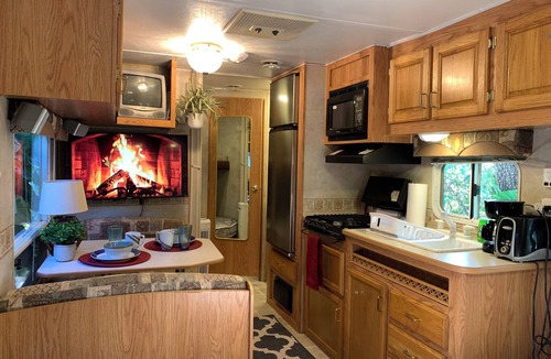 Little Ranches House | RV Efficiency w/pool access -quiet, clean, cable/wifi, utilities included-