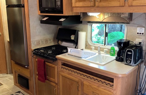 Little Ranches House | RV Efficiency w/pool access -quiet, clean, cable/wifi, utilities included-